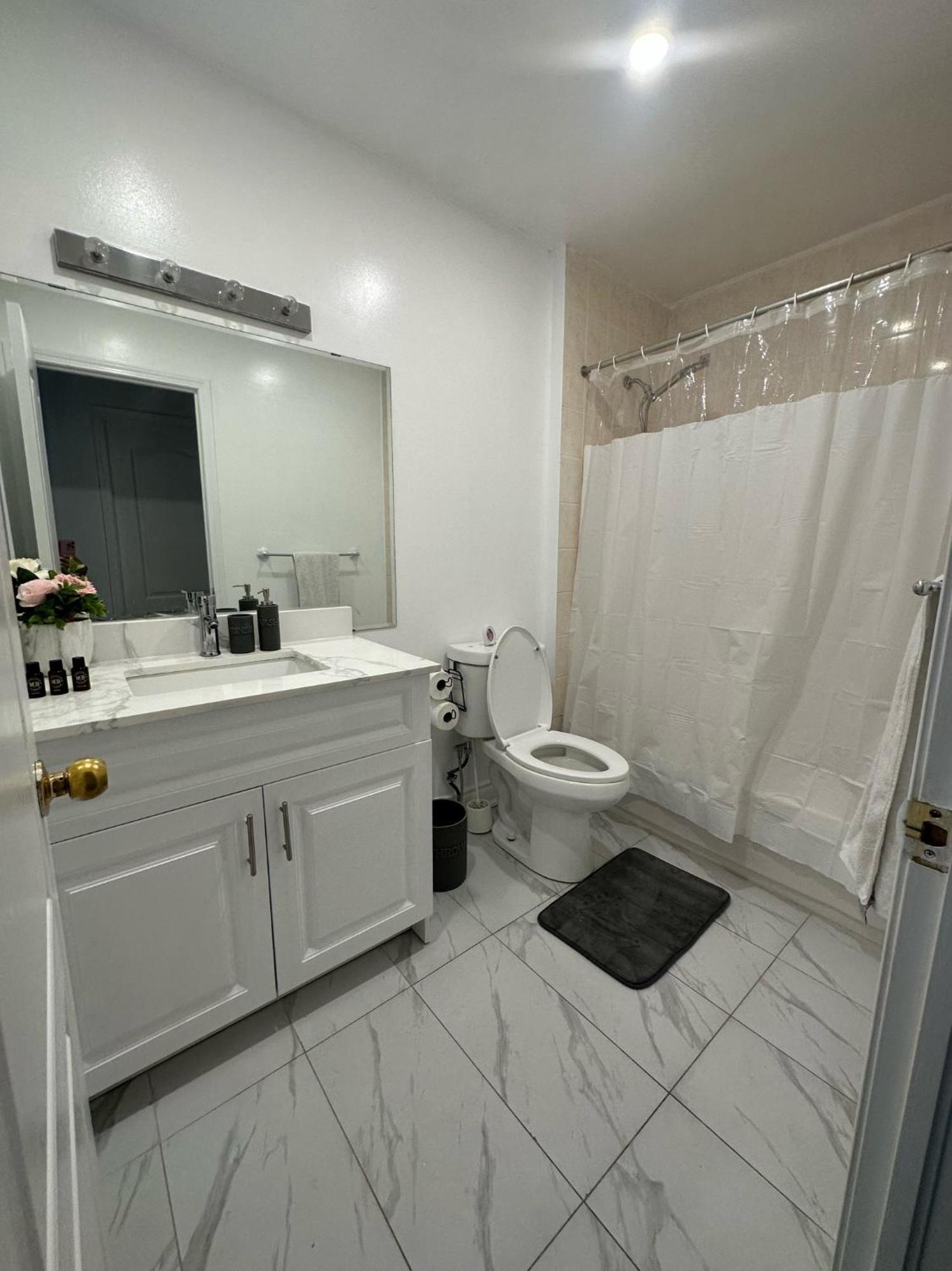 Luxury Home In Toronto Мисисага Екстериор снимка