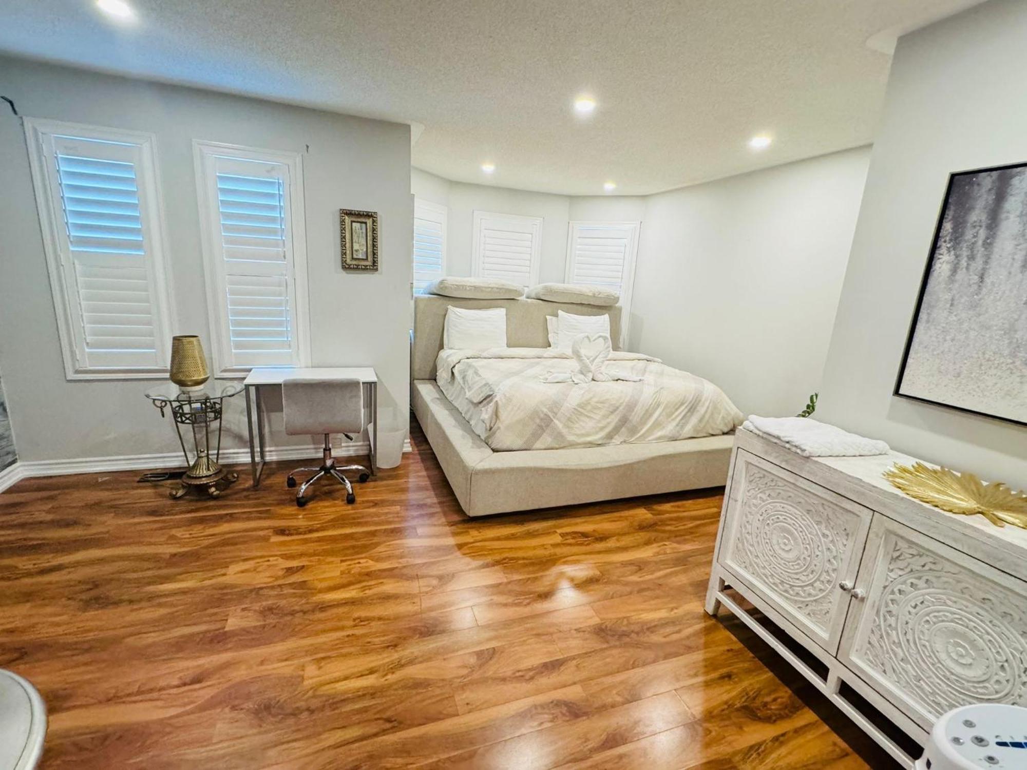 Luxury Home In Toronto Мисисага Екстериор снимка