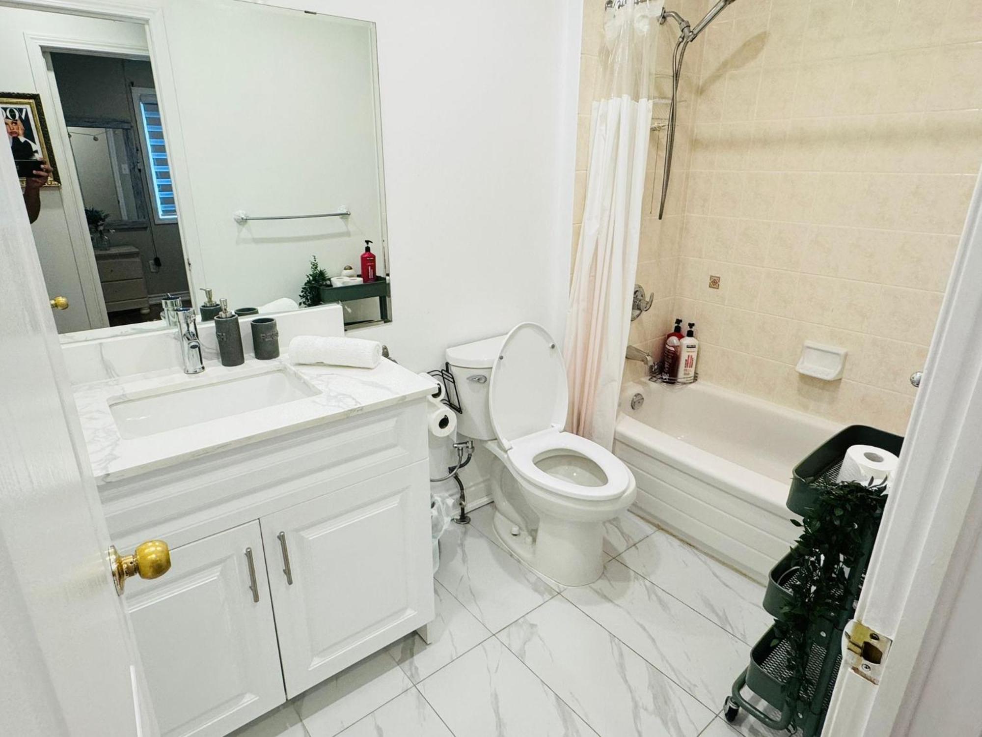 Luxury Home In Toronto Мисисага Екстериор снимка