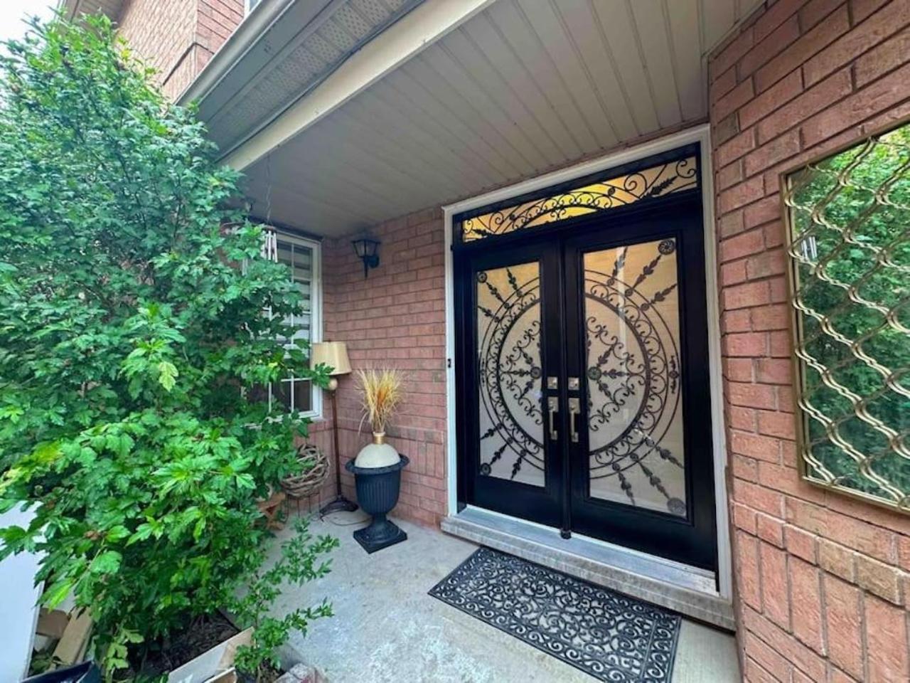 Luxury Home In Toronto Мисисага Екстериор снимка